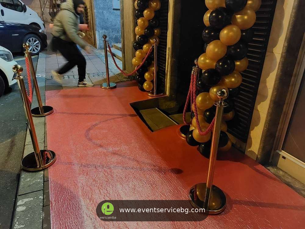 Iznajmljivanje crvenih kanapa za barijera stubove